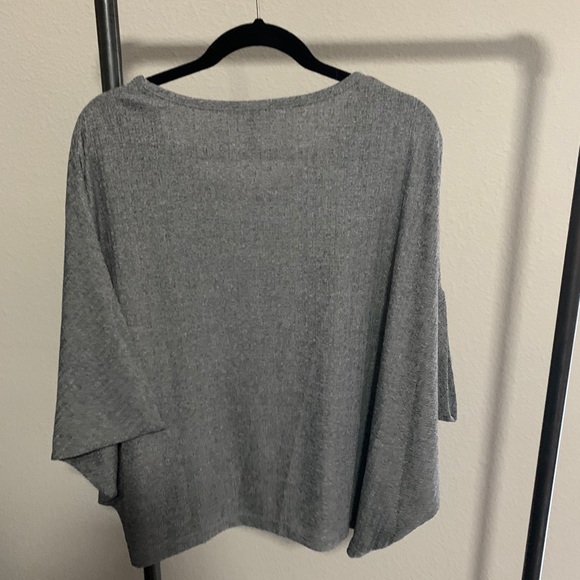 Lisa Rinna batwing top - Picture 6 of 6